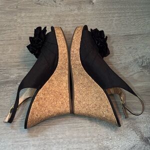 🖤 CL BY CHINESE LAUNDRY CUTE FLOWER WEDGES SIZE 9